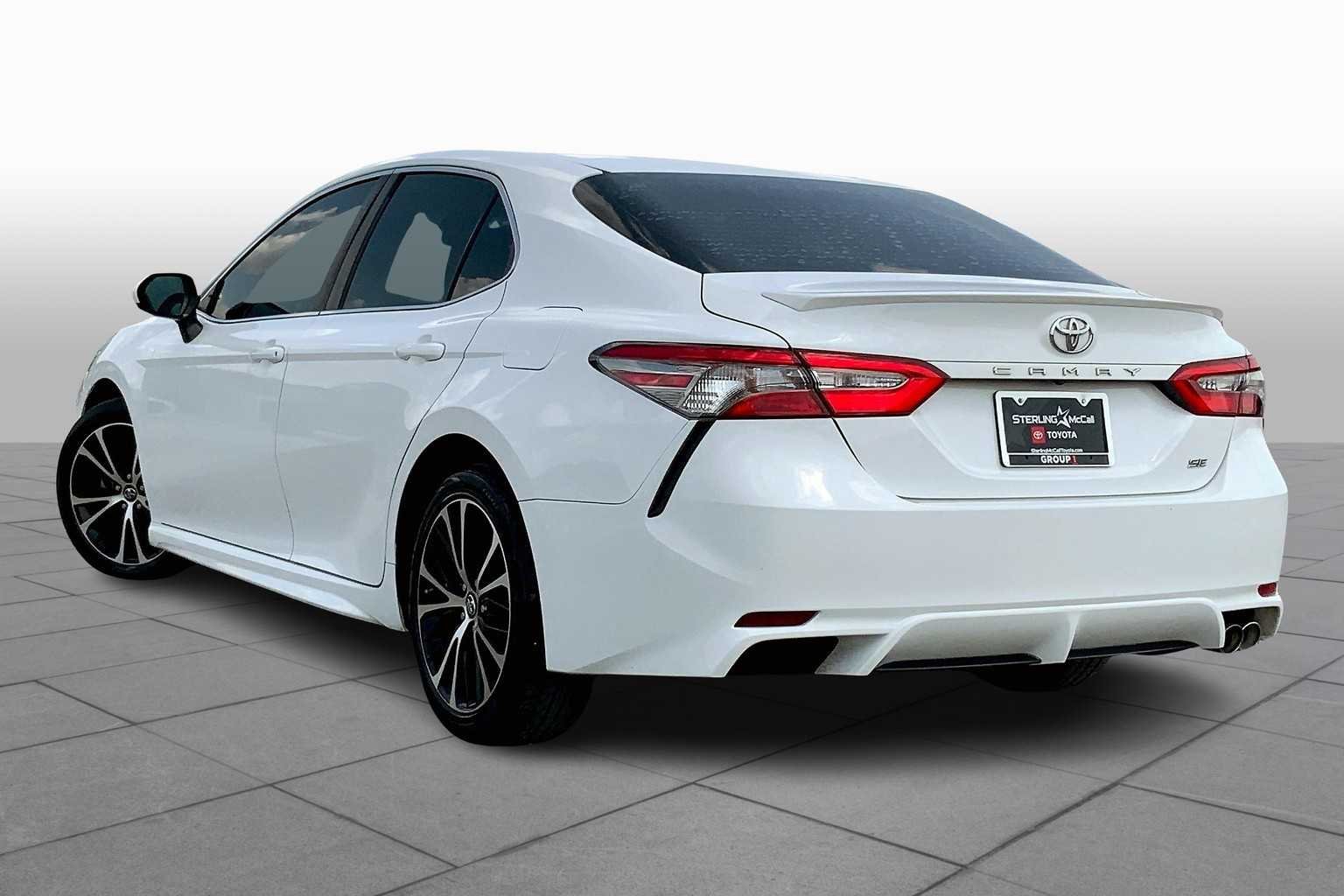 Used 2018 Super White Toyota SE image 11