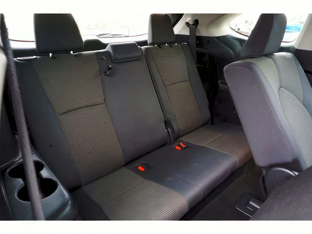 2024 Toyota Highlander LE - Photo 29