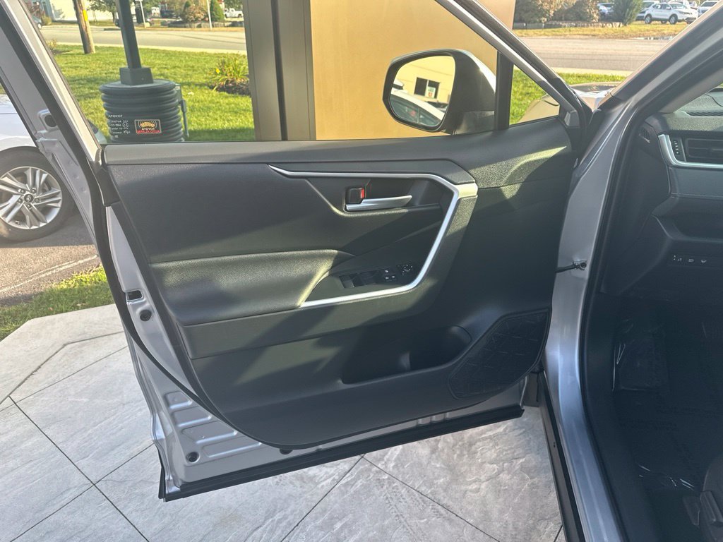 2020 Toyota RAV4 XLE - Photo 9