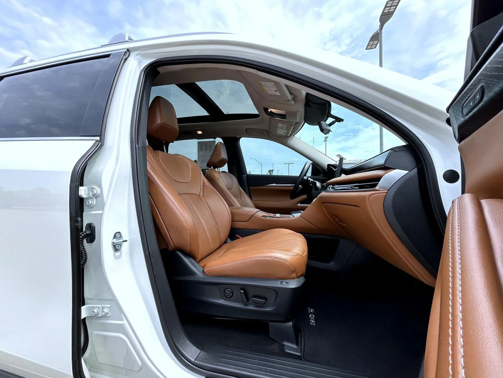 Certified Used 2023 White INFINITI Sensory image 15