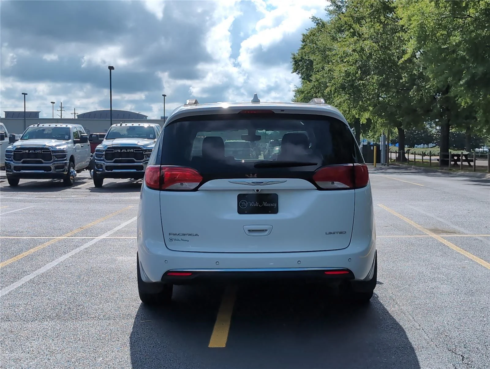 Used 2018 Bright White Clearcoat Chrysler Limited image 4