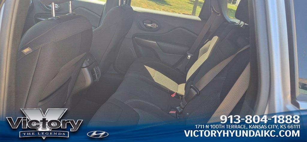 Used 2019 Silver Jeep Latitude image 9