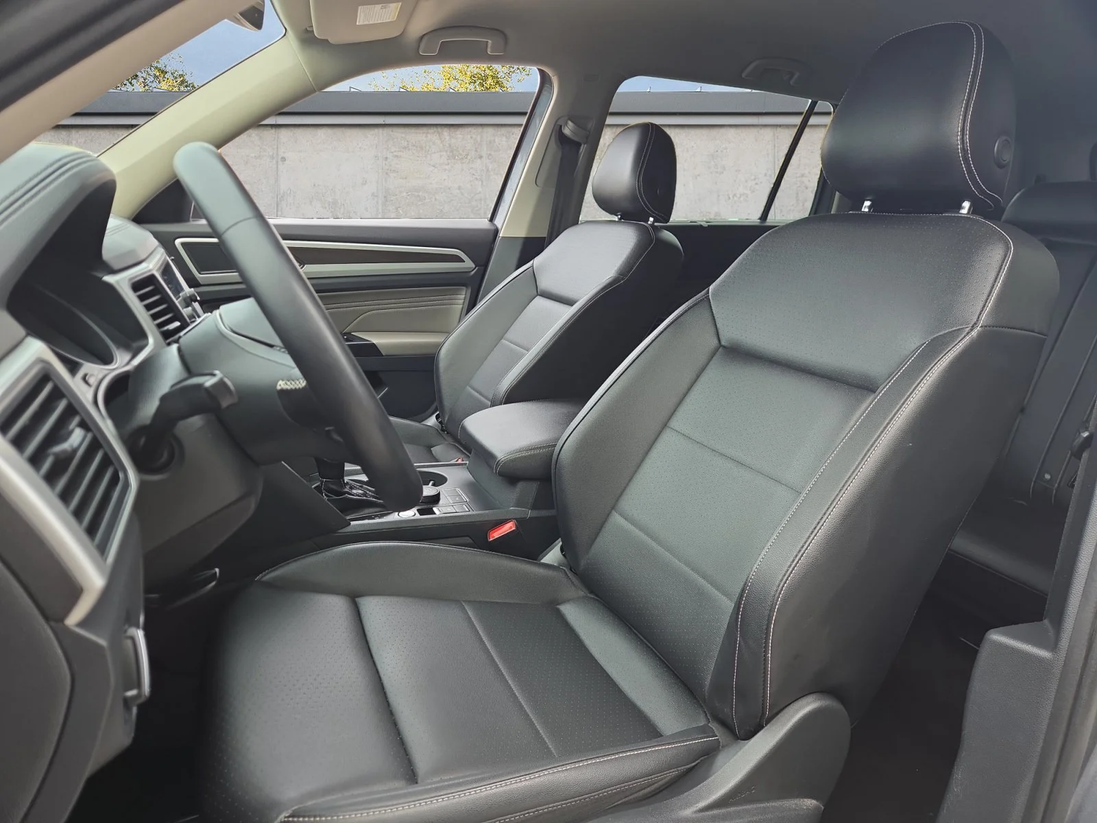 Used 2021  Volkswagen 3.6L V6 SE w/Technology image 9