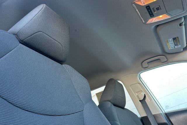 Used 2020 White Toyota LE image 17