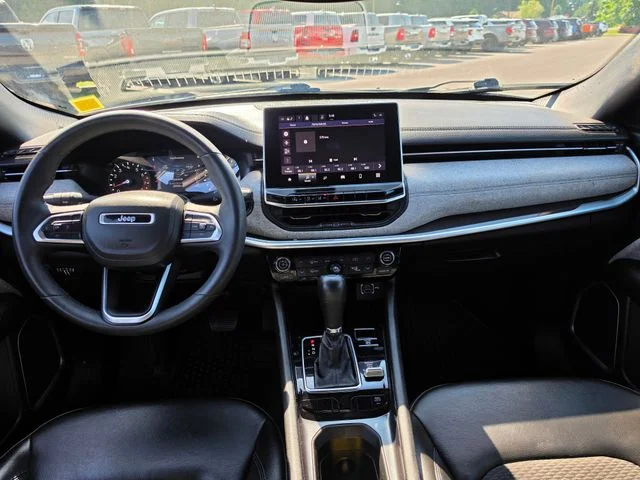 Used 2023 Silver Jeep Latitude image 12
