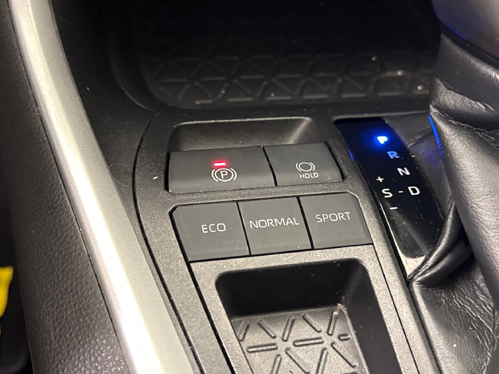 Used 2020 Silver Sky Metallic Toyota XLE Premium image 27
