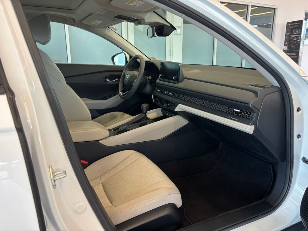 Used 2023 White Honda EX image 23