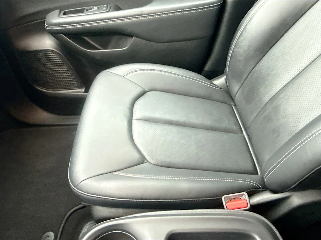 Used 2025 Black Chrysler Select image 24