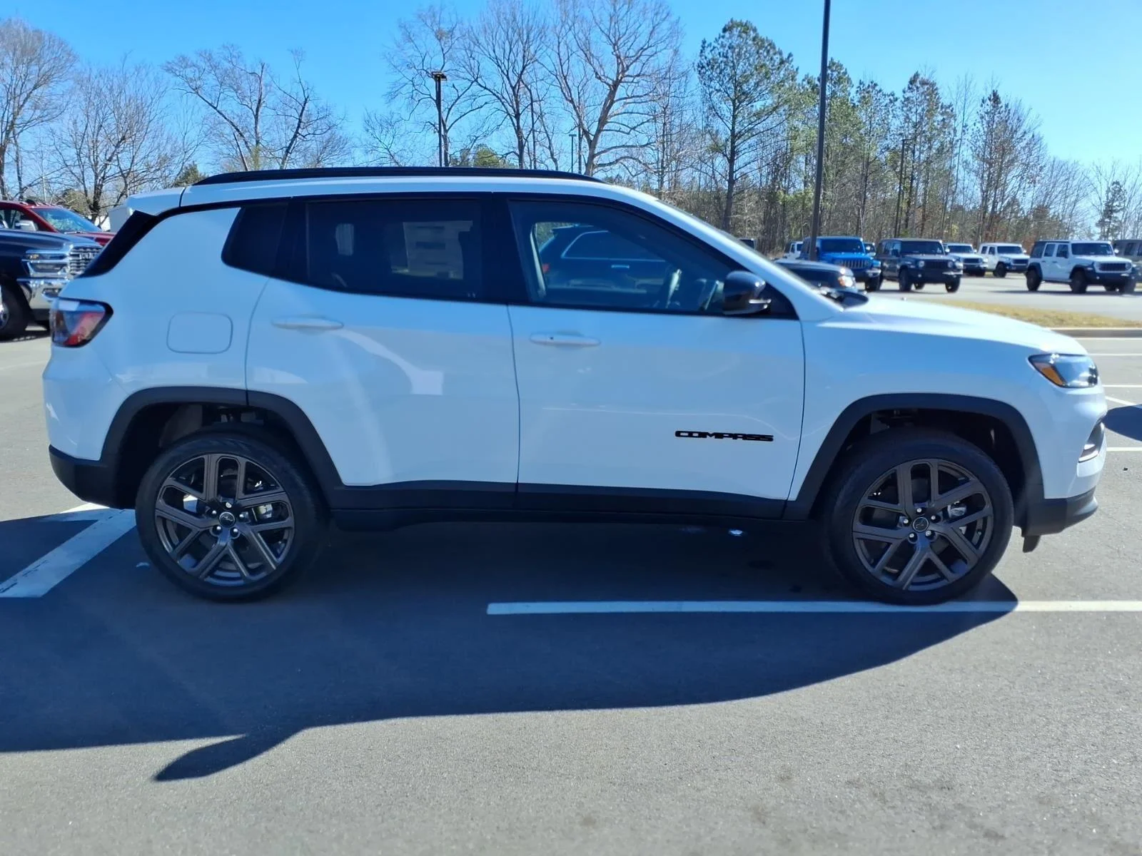 New 2026 Bright White Clear-Coat Exterior Paint Jeep Latitude Altitude image 25