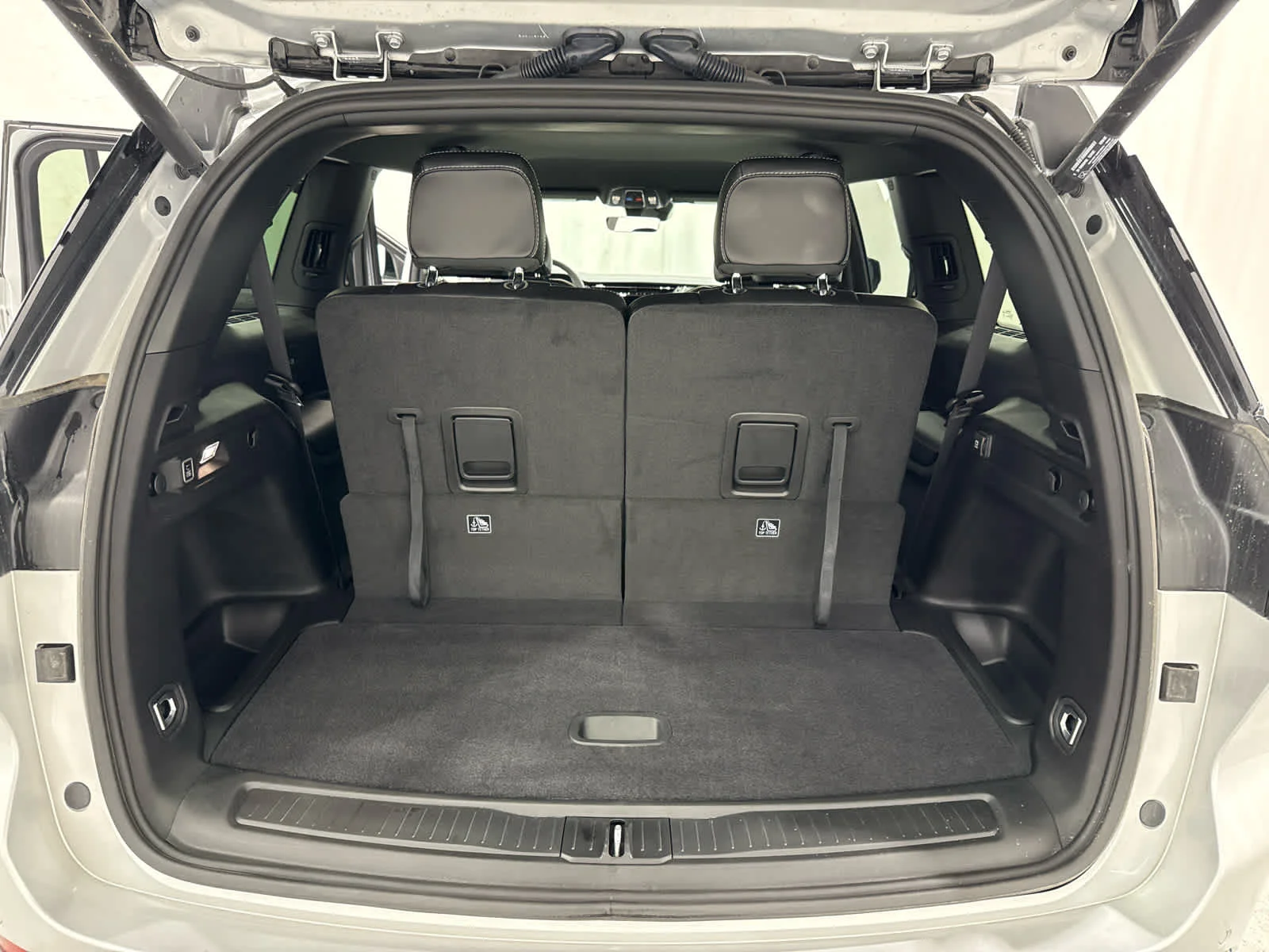 Used 2025 Silver Jeep Altitude 4x4 image 15