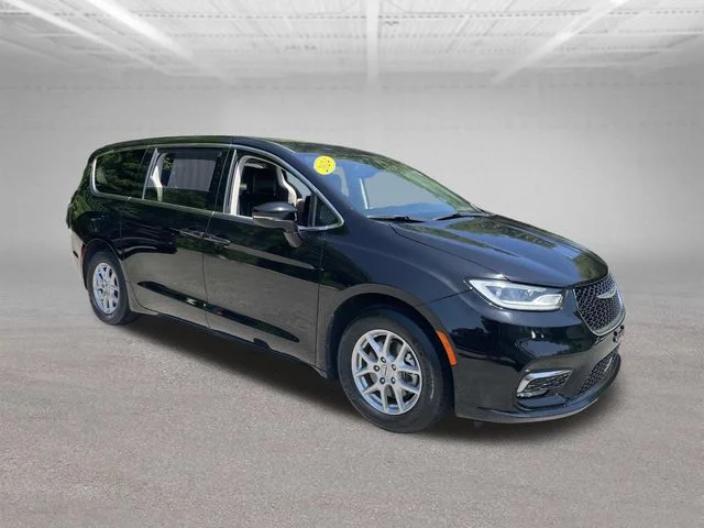 Used 2024 Black Chrysler Touring L image 4