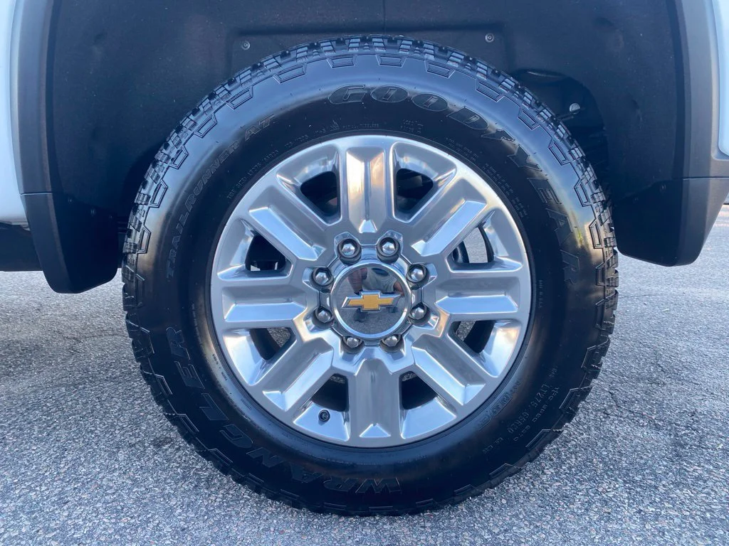 Used 2025 Summit White Chevrolet High Country image 32