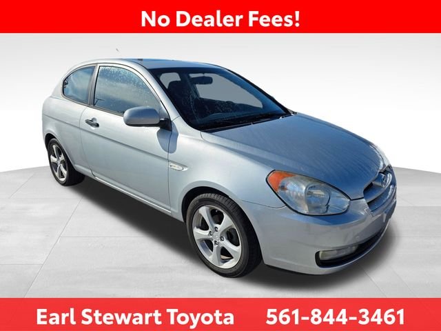 Used 2010 Silver Hyundai SE image 2