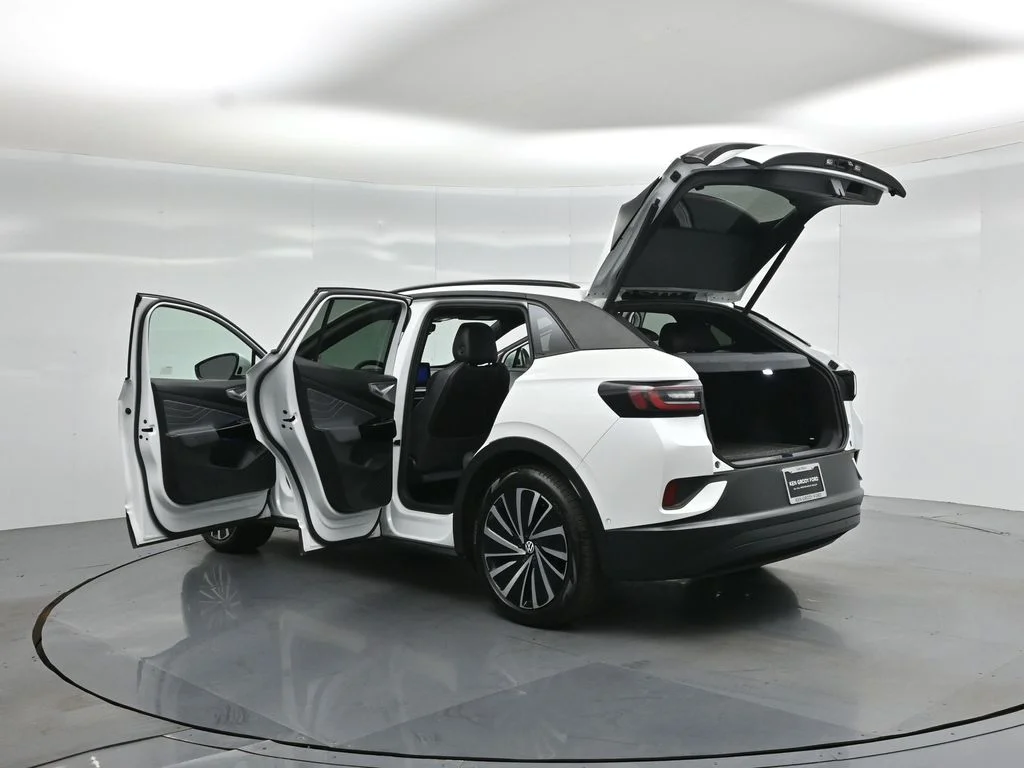 Used 2024 White Volkswagen S image 32