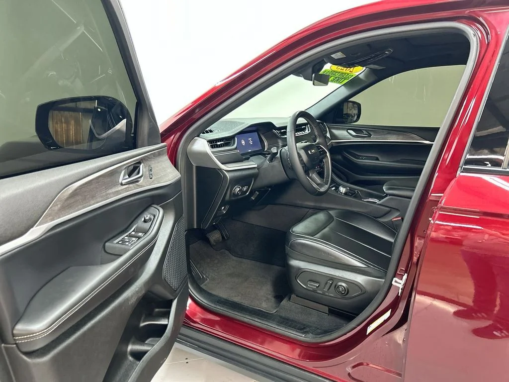 Used 2025 Velvet Jeep Limited image 13