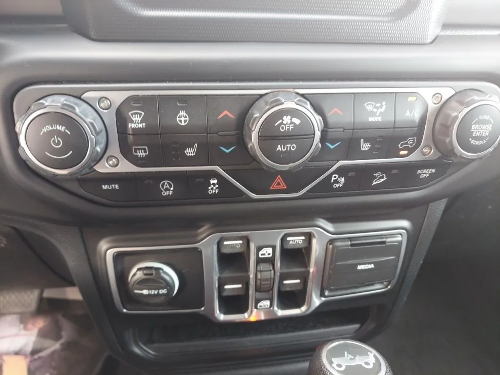 Used 2018 Silver Jeep Unlimited Sport S image 27