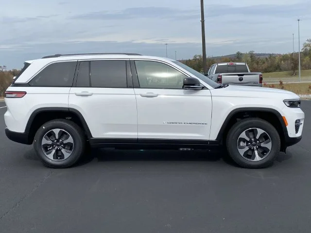 New 2024 Bright White Clear-Coat Exterior Paint Jeep Base 4xe image 2