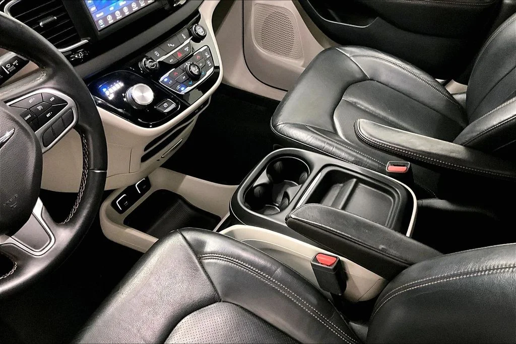 Used 2018 Red Chrysler Touring L image 18