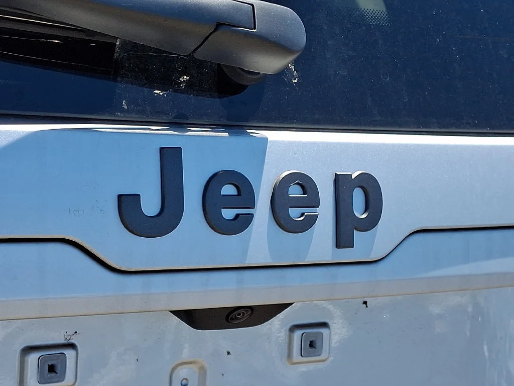 New 2026 Silver Zynith Clear-Coat Exterior Paint Jeep Laredo image 21