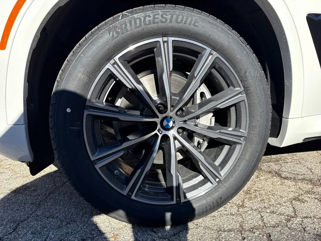 New 2026 White BMW xDrive40i image 9