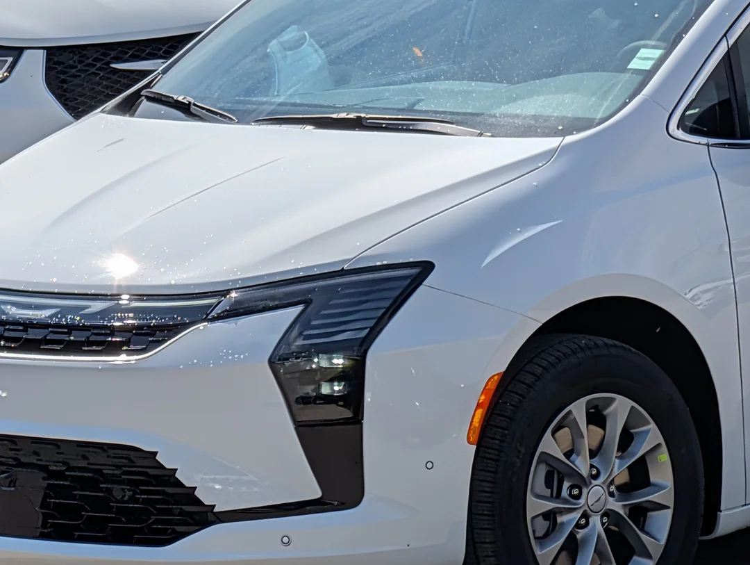 New 2027 White Chrysler Select - - AWD - 3.6L Pentastar V6 - Adaptive Cruise Control - Blind Spot Monitor & More! image 10