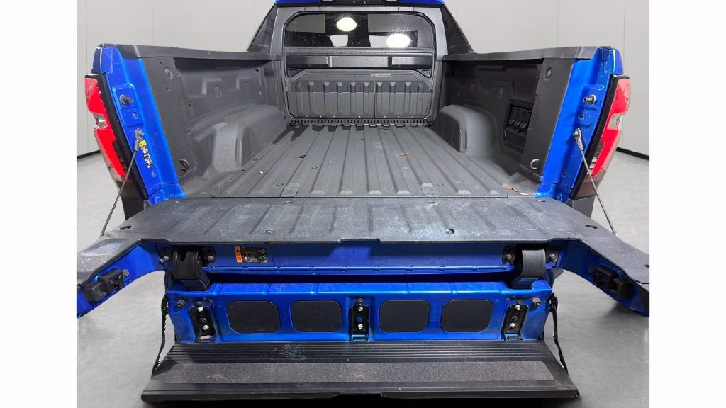 Used 2025 Riptide Blue Metallic Chevrolet LT - Extended Range image 30