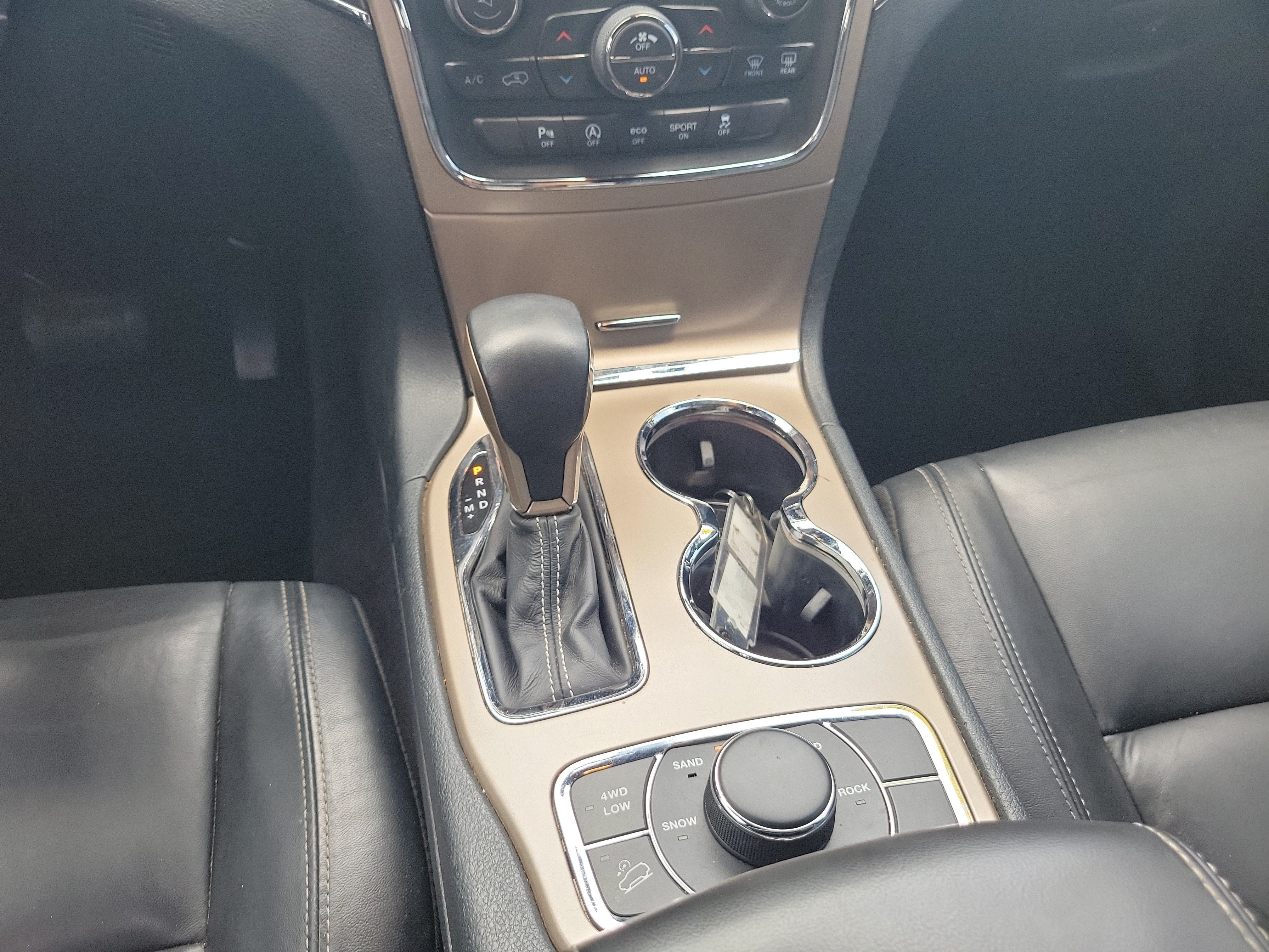 Used 2016 Brilliant Black Crystal Pearlcoat Jeep Limited image 18