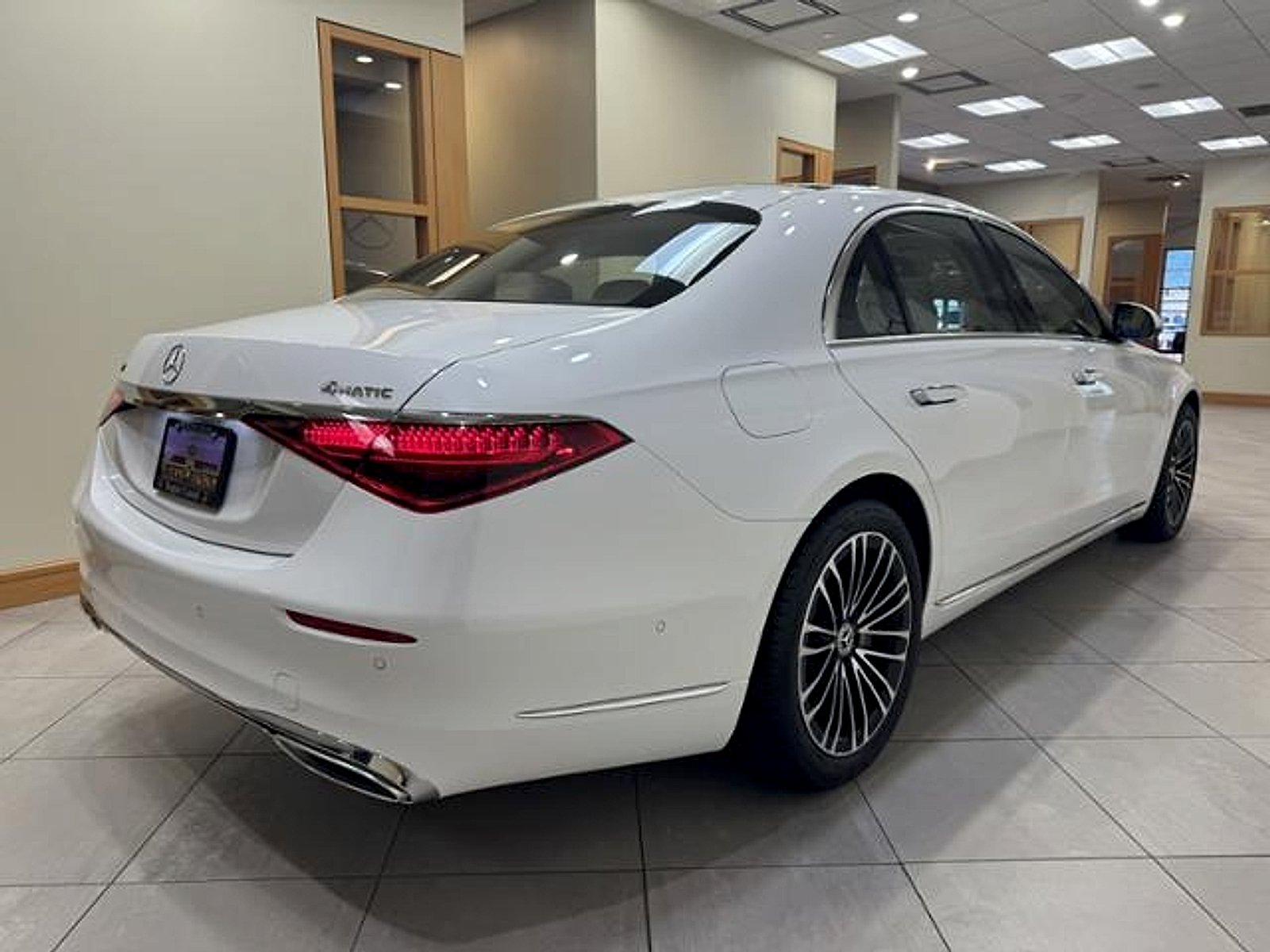 Certified Used 2026 MANUFAKTUR Moonlight White Metallic Mercedes-Benz 4MATIC® image 5