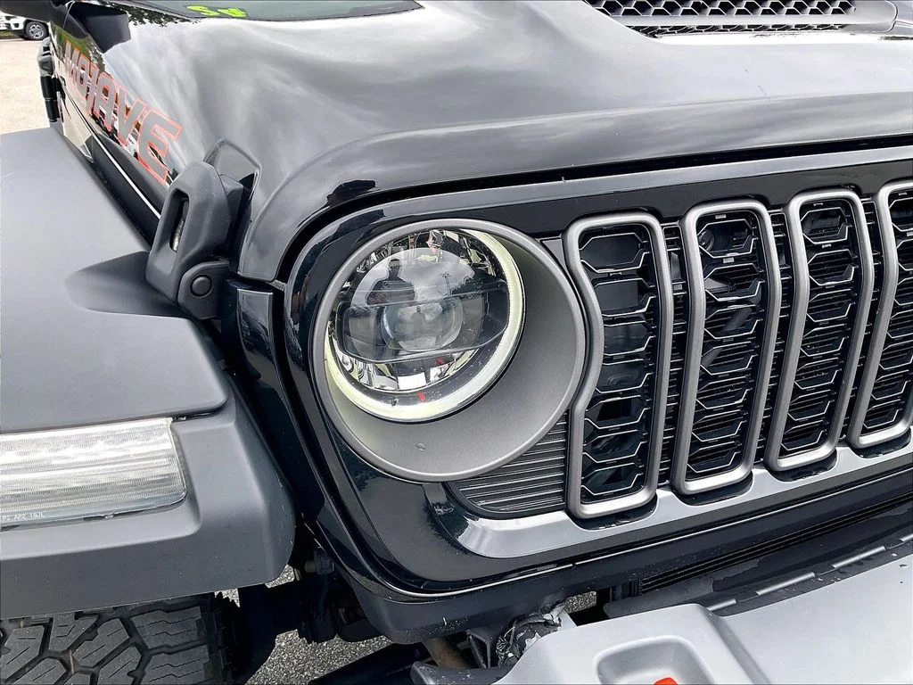 Used 2024 Black Clearcoat Jeep Mojave image 29
