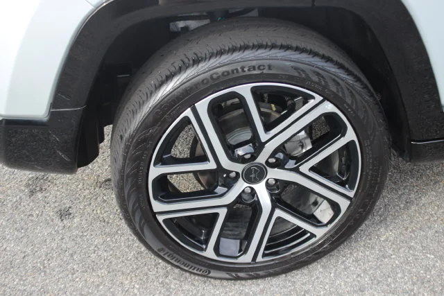 Used 2025 Silver Jeep Limited image 37