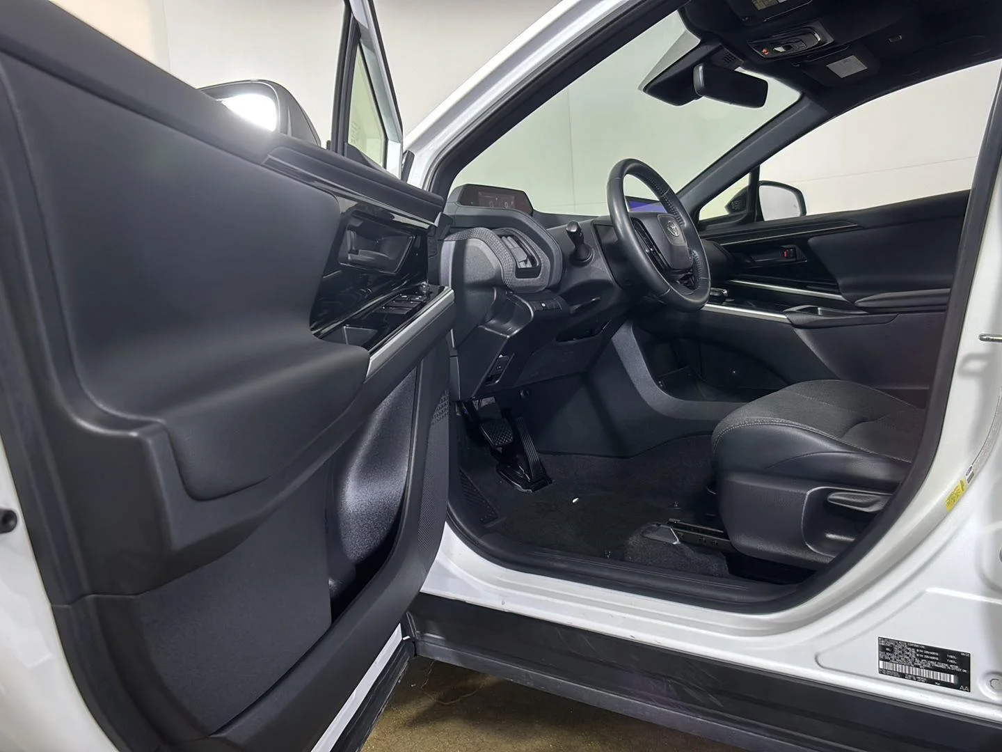 Used 2023 Wind Chill Pearl Toyota XLE image 2