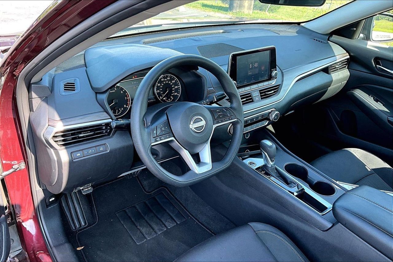 Used 2025 GARNET PEARL METALLIC Nissan SV image 5