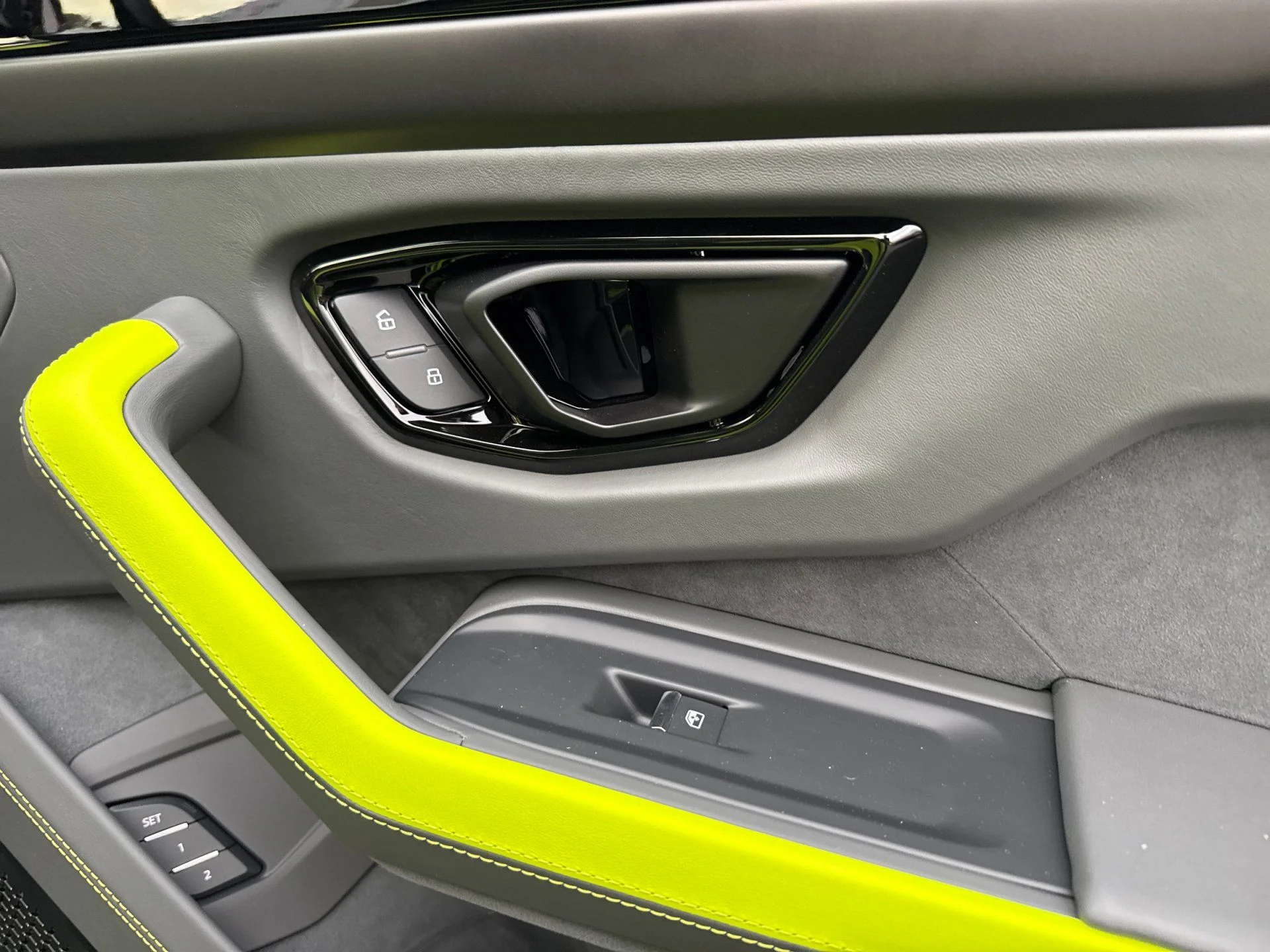 New 2025  Lamborghini SE image 18