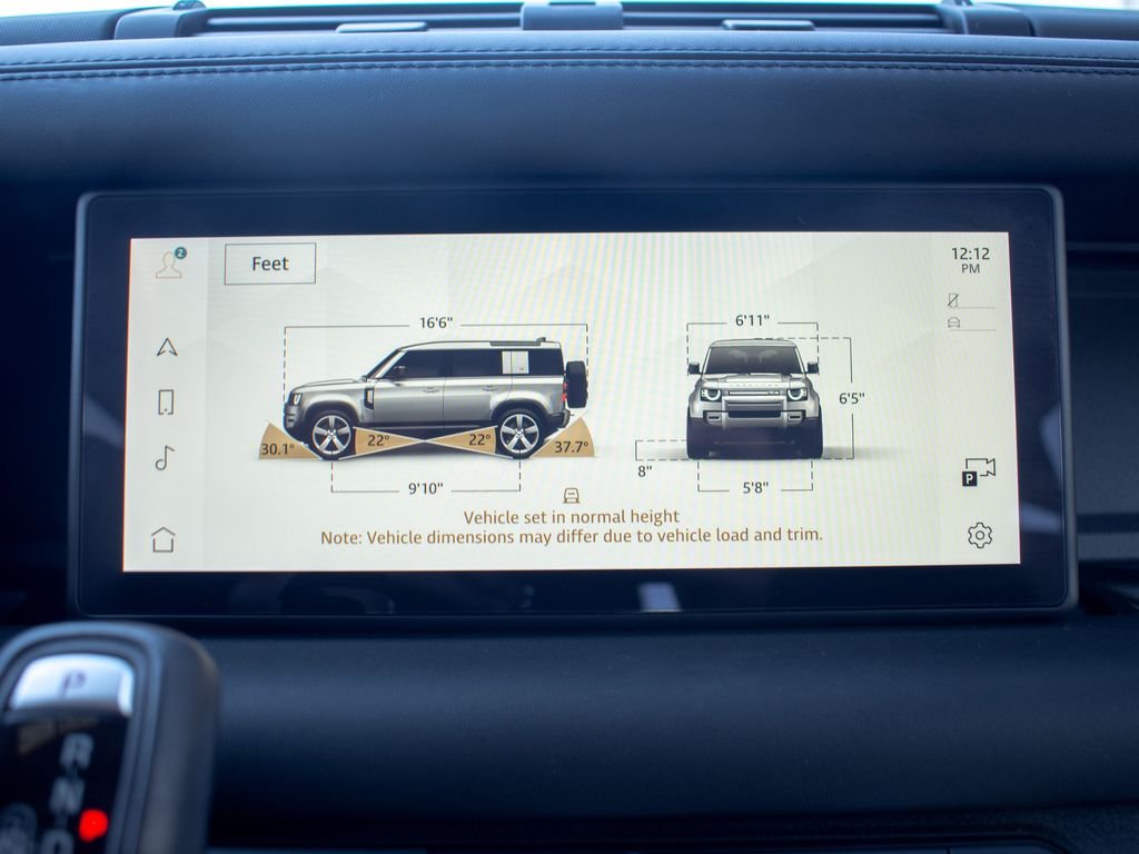 Used 2023 White Land Rover X-Dynamic SE image 28