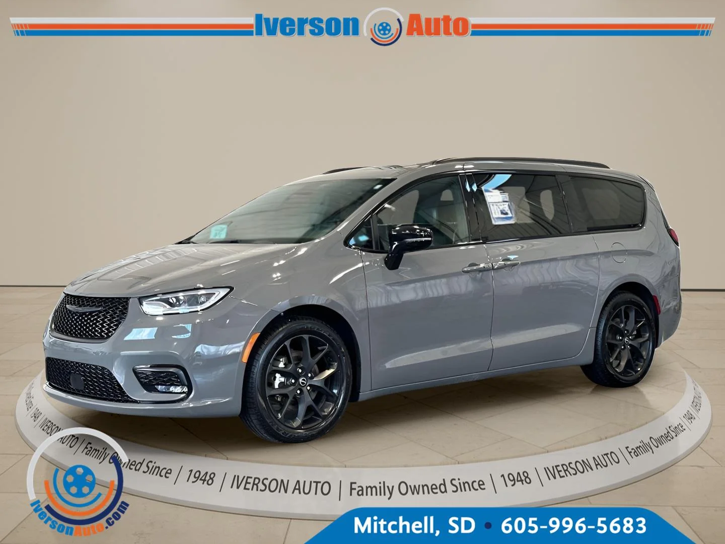 Used 2025 Ceramic Gray Clearcoat Chrysler Limited image 4