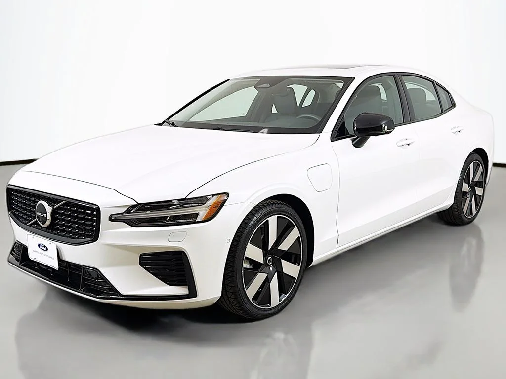 Used 2024 Crystal White Metallic Volvo T8 Plus Dark Theme image 12