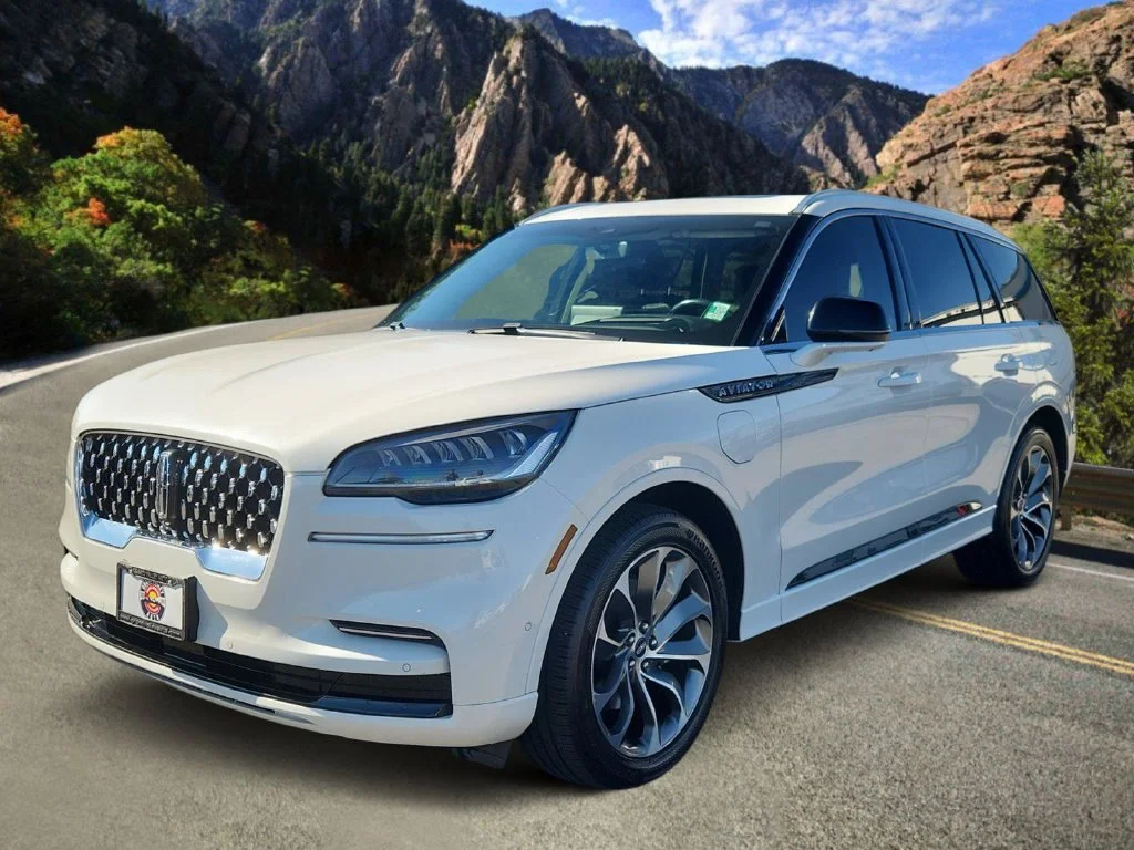 Used 2023 White Lincoln Grand Touring image 5