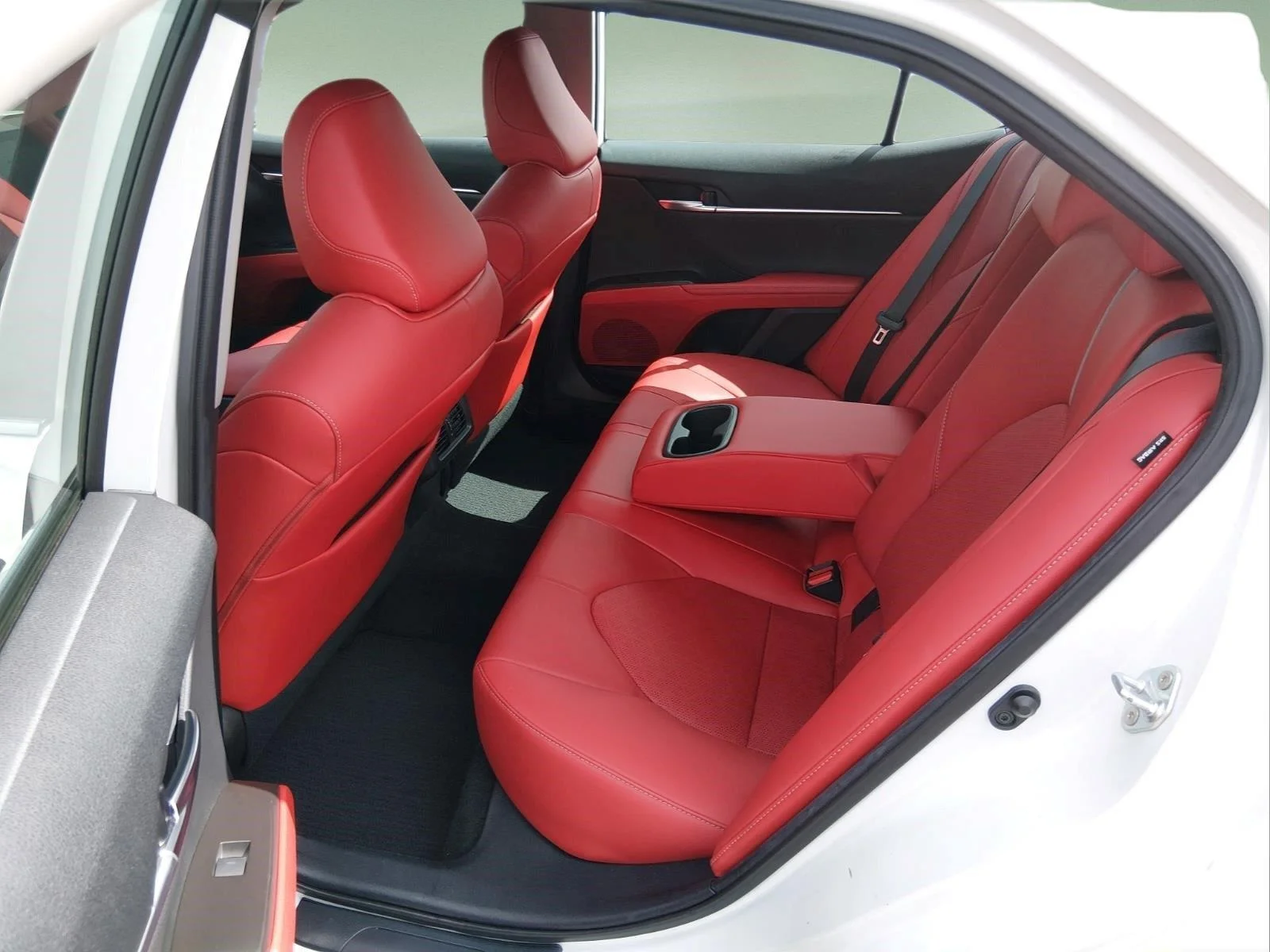 Used 2021 Wind Chill Pearl Toyota XSE image 21