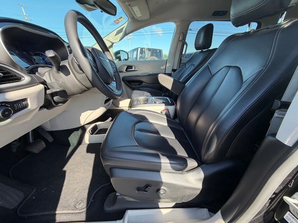 Used 2023 Black Chrysler Touring L image 11