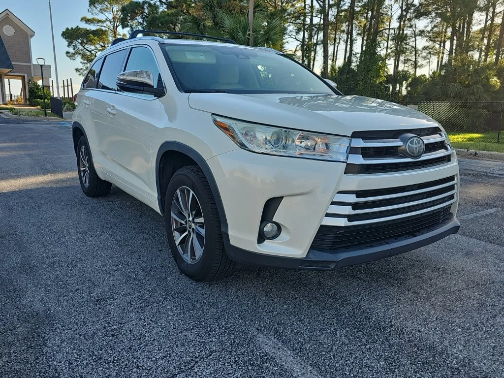 Used 2017 White Toyota XLE image 3