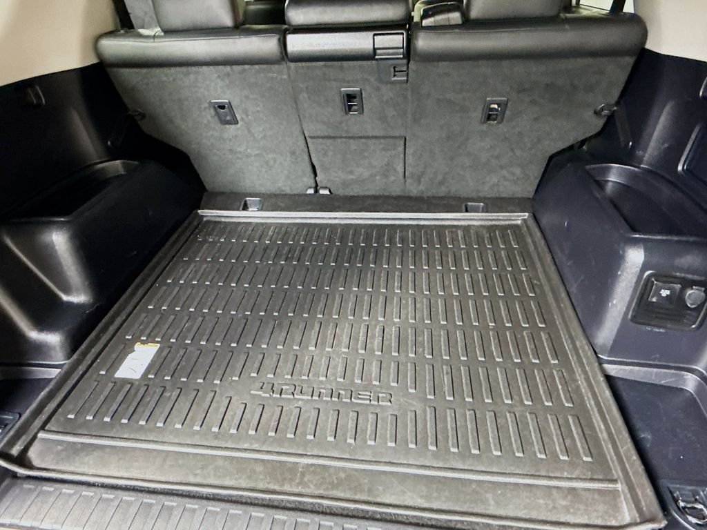 Used 2021 Classic Silver Metallic Toyota Venture image 24