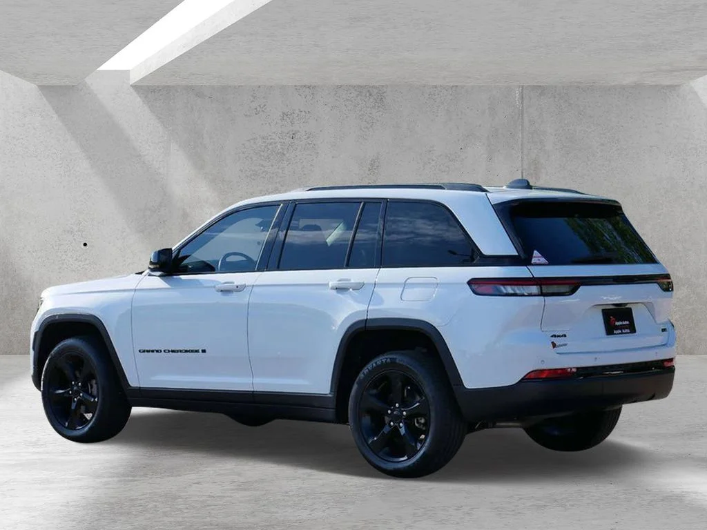 Used 2022 White Jeep Altitude image 4