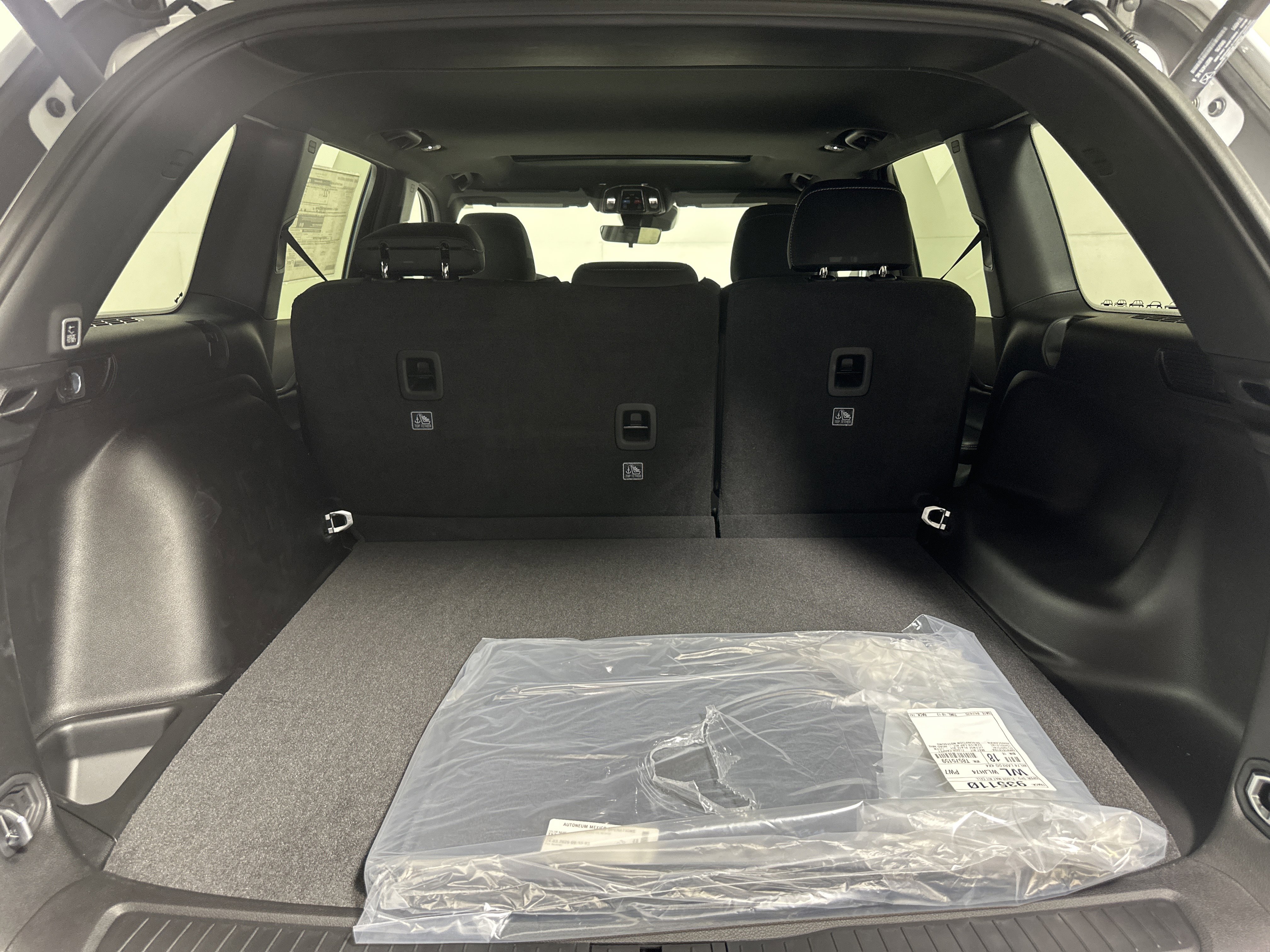 New 2026 Bright White Clear-Coat Exterior Paint Jeep Laredo X image 24