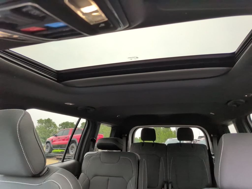 New 2026 Bright White Clear-Coat Exterior Paint Jeep Laredo X image 24
