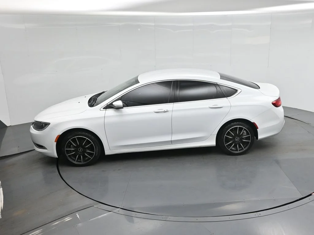 Used 2015 White Chrysler Limited image 39