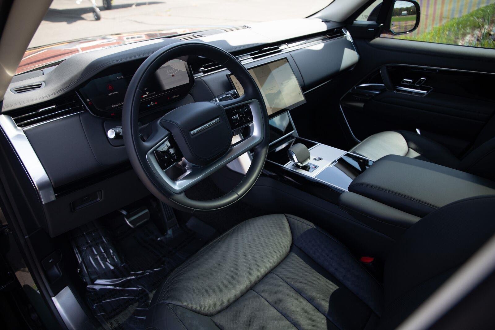 Used 2024 GREEN Land Rover SE image 4