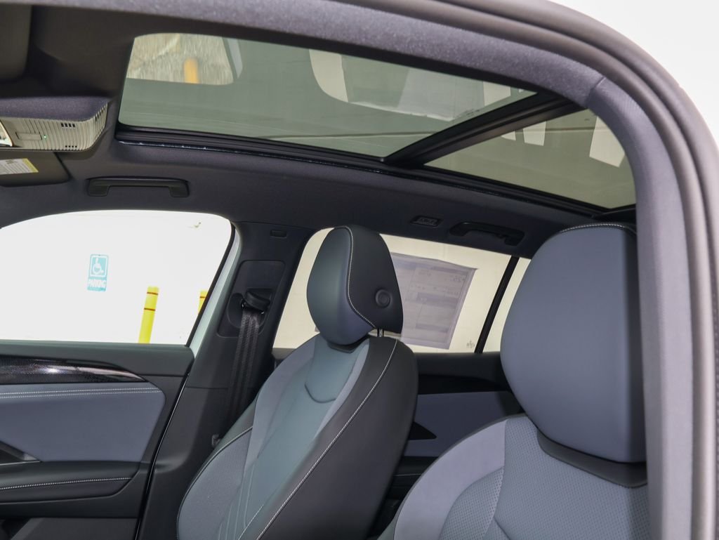 New 2026 White Volkswagen 2.0T SE R-Line Black image 13
