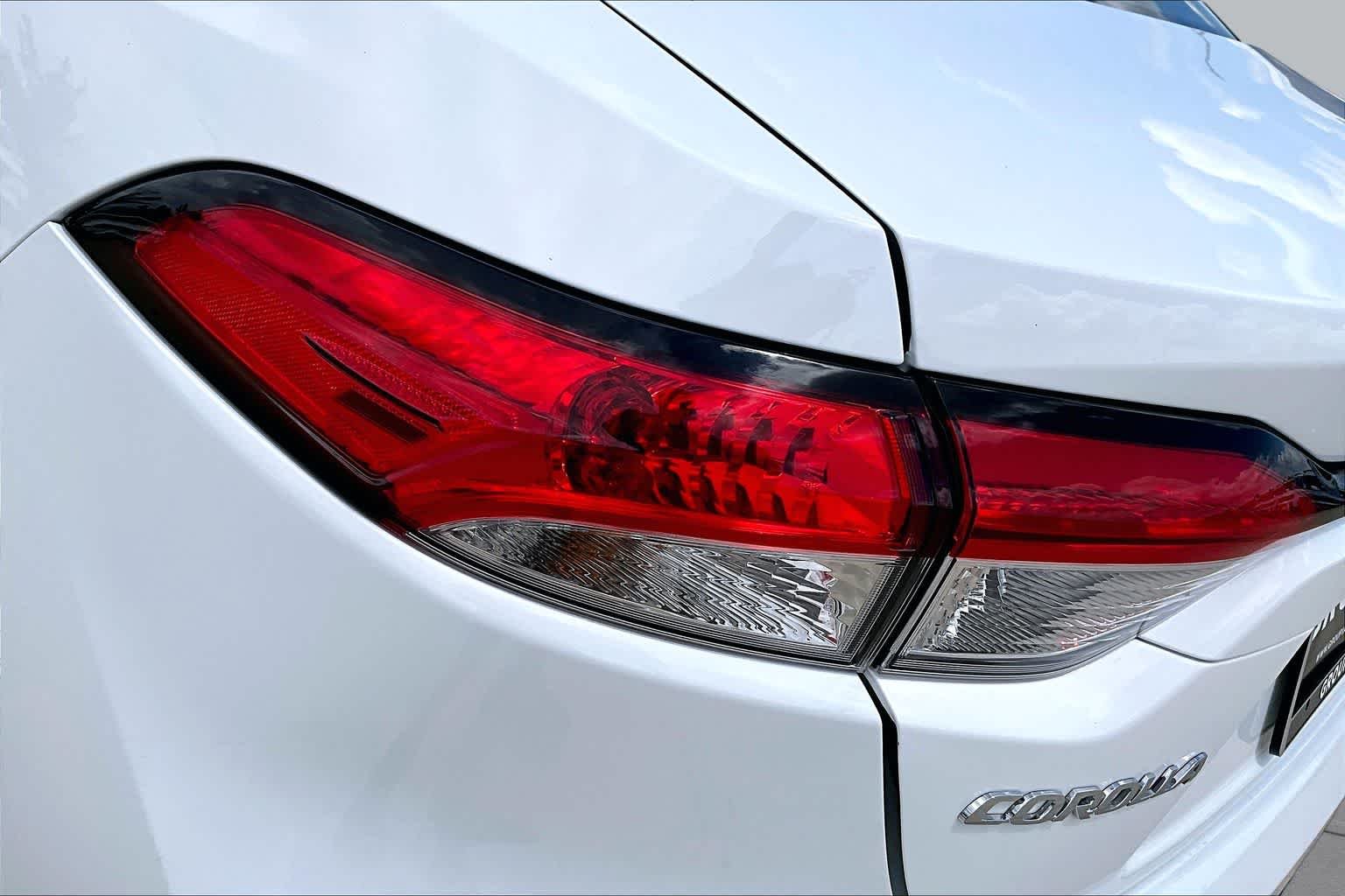 Used 2022 White Toyota LE image 28