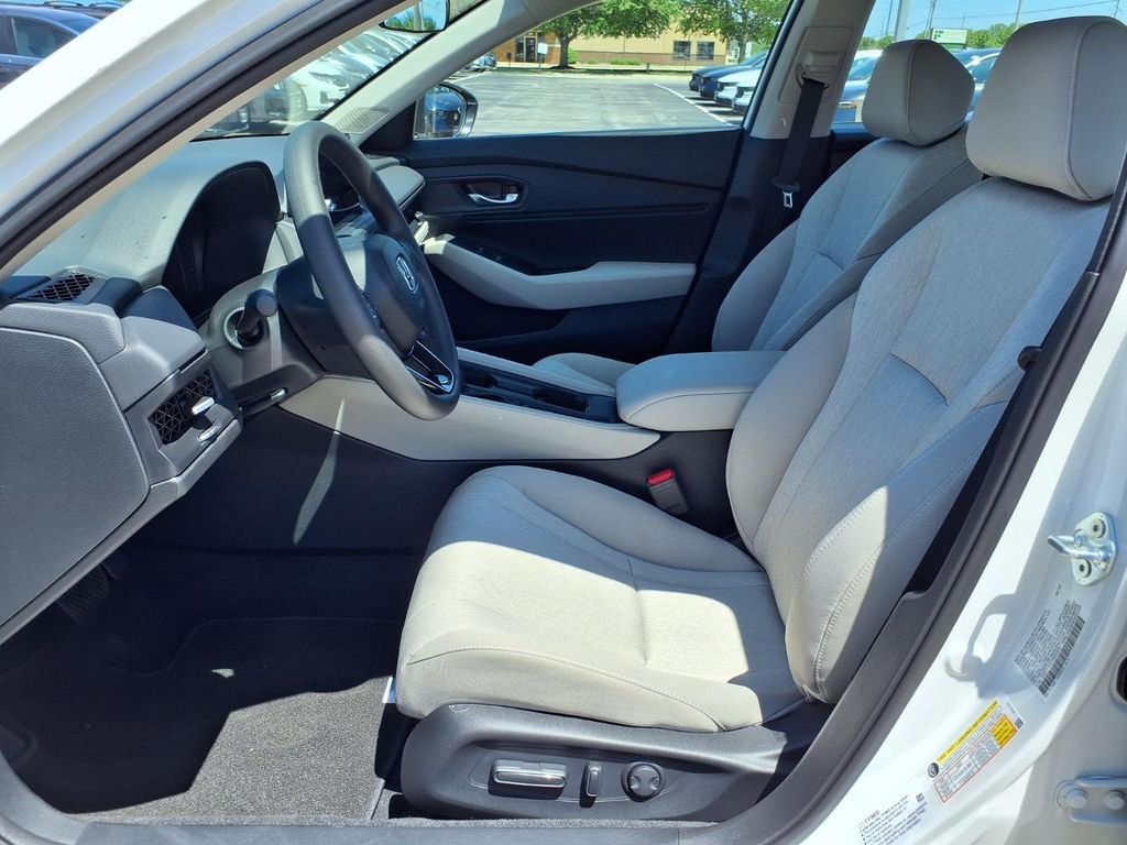New 2026 Platinum White Pearl Honda SE image 13
