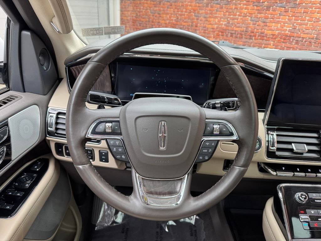 Used 2024 White Lincoln Reserve image 15